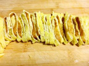 煎好的蛋皮切丝。