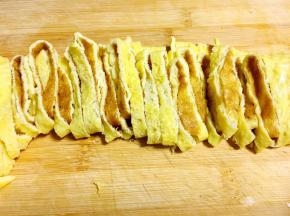 煎好的蛋皮切丝。