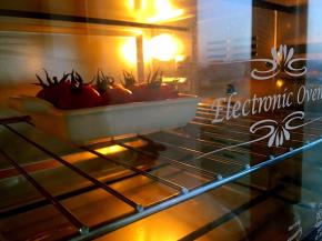 烤箱上下火200度预热5分钟。将烤碗放进烤箱中层的烤网上，烤15分钟左右。