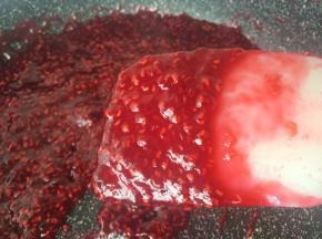 熬煮至树莓很黏稠，刮刀舀起形成膏状不易滑落即可。