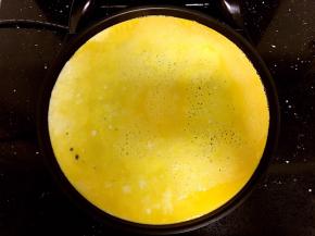 鸡蛋磕入碗里，调入2克盐，胡椒粉搅拌均匀。电饼铛刷油，倒入蛋液，尽量摊薄一点，蛋皮表面凝固即可。