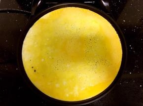 鸡蛋磕入碗里，调入2克盐，胡椒粉搅拌均匀。电饼铛刷油，倒入蛋液，尽量摊薄一点，蛋皮表面凝固即可。