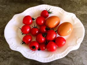 备好食材，鸡蛋和小番茄都清洗干净。