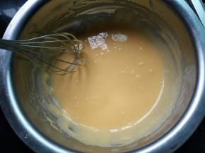 搅拌均匀，同时预热烤箱上下火180℃