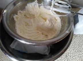 淡奶油加细砂糖进行打发，坐冰水哦，还得空调房里操作
