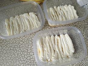 挤一层奶油，用的中号8齿裱花嘴