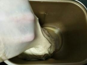 先启动一个揉面程序，能拉出结实的膜，加入黄油，再启动一个揉面程序，直到完全阶段