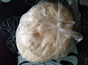 把面团装入保鲜袋，留出2倍大的空间，扎紧袋口，放冰箱冷藏发酵12-15个小时（也可以室温进行一发操作，我是临时有事外出，所以就这样丢冰箱了）