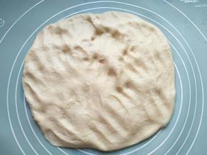 把面团取出，放室温醒20-30分钟，按压排气