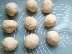 平均分成9份。盖保鲜膜醒15分钟