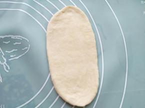 取一个面团擀成椭圆形