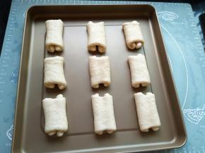 做好放入烤盘，这款烤箱自带的金盘特别好用，1不粘，2它是33*38的宽度，做造型面包非常好，大容量