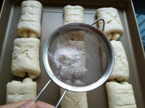 发酵1.5-2倍，表面割口，撒高粉（此时先预热烤箱上火170℃下火160℃5分钟）