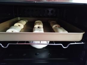 烤箱里放碗热水，进行二发，现在夏天温度高，不用开发酵温度