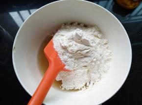 加入中筋面粉；揉成团