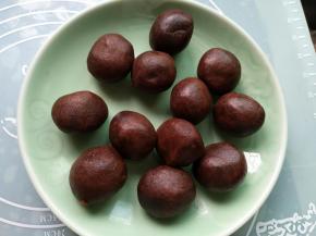 把豆沙称出35克一个，共12个