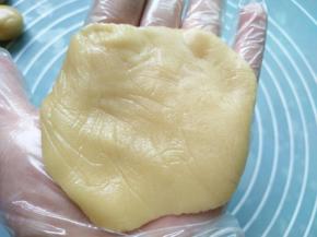 取一个饼皮按扁