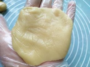 取一个饼皮按扁