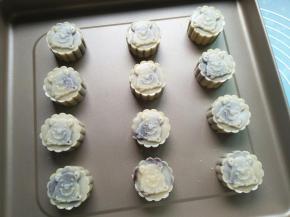 模具放烤盘上；用力一压，提起模具