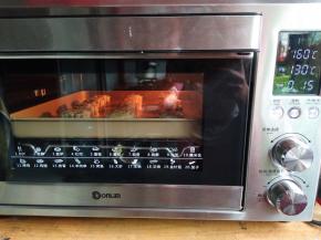 烤箱中下层，上火190℃下火160℃预热
5分钟，烤5分钟定型