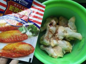 小鸡腿洗干净，用刀割几道口