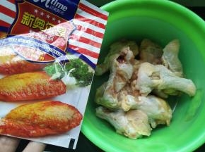 小鸡腿洗干净，用刀割几道口