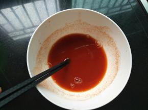 20克腌料和20克水混合均匀