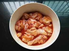 把鸡腿放入腌料水里，盖保鲜膜，放冰箱冷藏腌制一夜，2-3个小时也可以越久越好吃