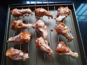 把鸡腿放烤网上（同时预热烤箱190度）