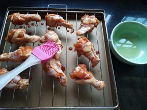 取出烤盘翻个身，再刷一层蜂蜜水，放回烤箱再烤10分钟