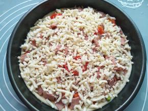 再撒一层马苏里拉芝士碎