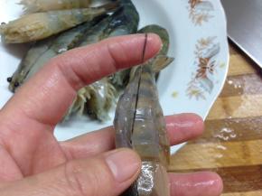 2、然后在虾背上划刀，抽出泥肠。