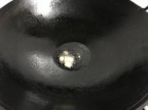 4、锅中放适量油，放入老姜爆香。