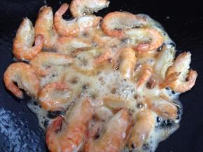 5、倒入洗干净的虾，翻炒。这一步要把虾爆透。