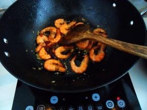 6、然后倒入料酒、生抽和少许水，最后加入糖调味。