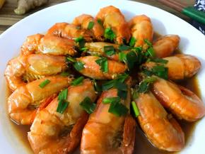 7、等到汁差不多的时候就可以出锅了，出锅前撒上葱花，即可。