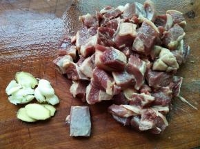 牛腩切小块