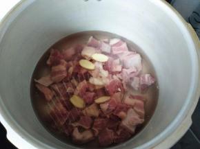 牛腩放入高压锅，加水，高于牛腩2倍，开火，上汽后转中火烧25分钟