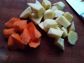 土豆和胡萝卜切小块