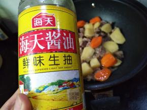 加入盐、糖和生抽