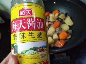 加入盐、糖和生抽