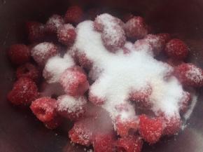 洗好的树莓，放入干净的盆中，放入细砂糖混合匀静置15分钟左右。