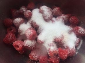洗好的树莓，放入干净的盆中，放入细砂糖混合匀静置15分钟左右。
