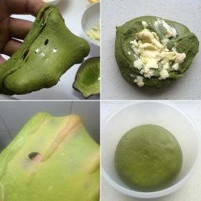 采用后油法，将面团揉至完全状态后，将面团放进抹了油的容器内，放在温暖的地方进行第一次发酵