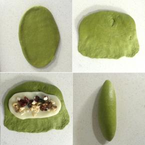 取一面团，擀开，然后翻面，放上麻薯及果仁，再卷起