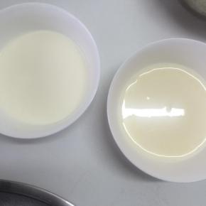 先取一部分的牛奶用微波炉加热后，倒入糖使糖全部化开（或是在糖碗中加入部分牛奶采用隔水加热的方式进行也可以）