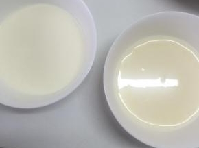 先取一部分的牛奶用微波炉加热后，倒入糖使糖全部化开（或是在糖碗中加入部分牛奶采用隔水加热的方式进行也可以）