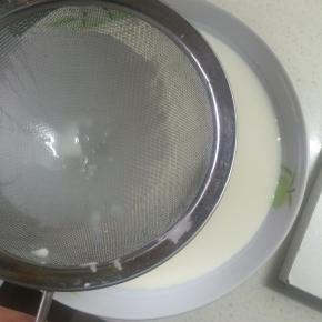 再加入化了糖的牛奶，搅拌匀后，再进行一次过筛，这次，直接过筛进一个平底盘里，然后加保鲜膜上锅隔水蒸大约二十分钟，蒸熟即可