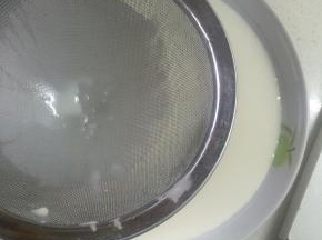 再加入化了糖的牛奶，搅拌匀后，再进行一次过筛，这次，直接过筛进一个平底盘里，然后加保鲜膜上锅隔水蒸大约二十分钟，蒸熟即可
