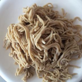 熟莜面，撕成小条。